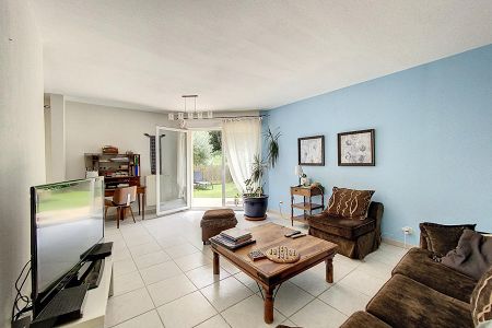 Villa - 4 rooms - 115 m² - Eze - salon en angle.jpg