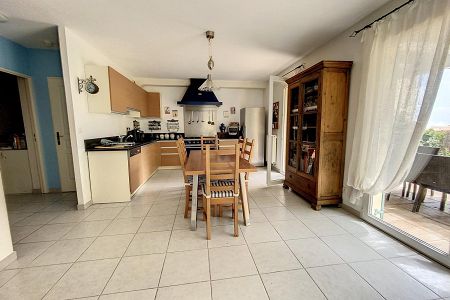 Villa - 4 rooms - 115 m² - Eze - cuisne salle a manger-min.jpg